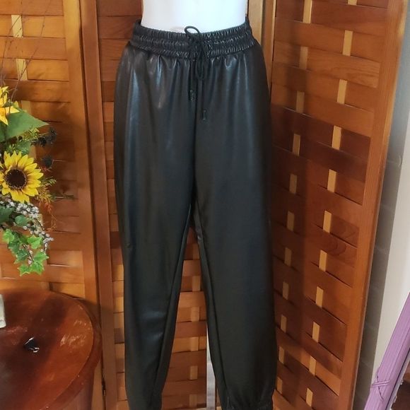 Woman pleather jogger style pants - Picture 1 of 9